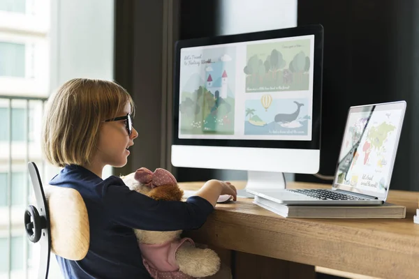 Маленька дівчинка використовує комп'ютер — стокове фото