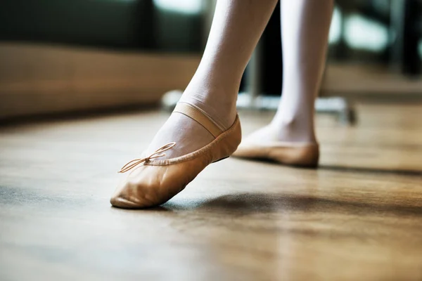 Ballerina-Beine in Spitzenschuhen — Stockfoto