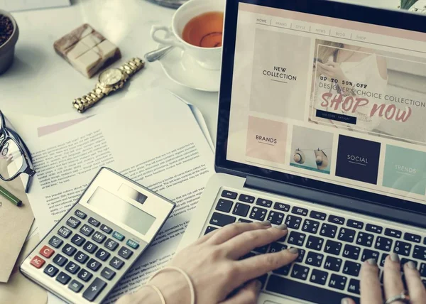 Frau arbeitet am Laptop — Stockfoto