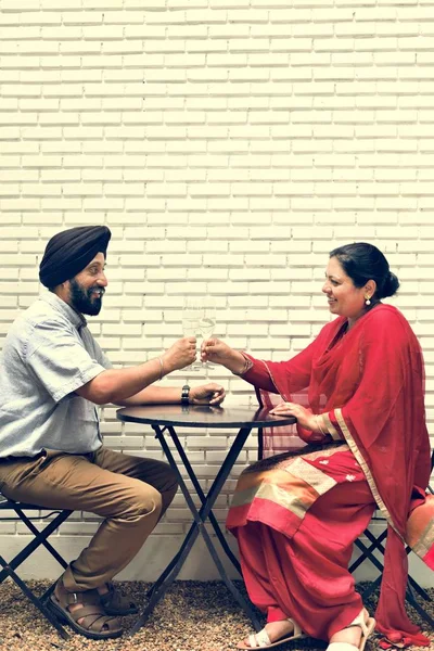 Indiska par har romantisk datum — Stockfoto