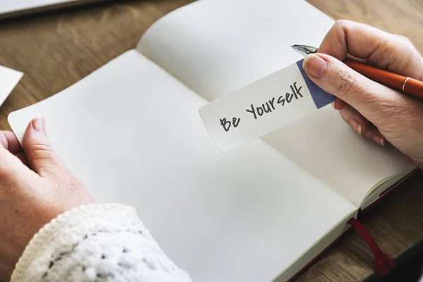 Ouderdomsdeken houden van de herinnering — Stockfoto