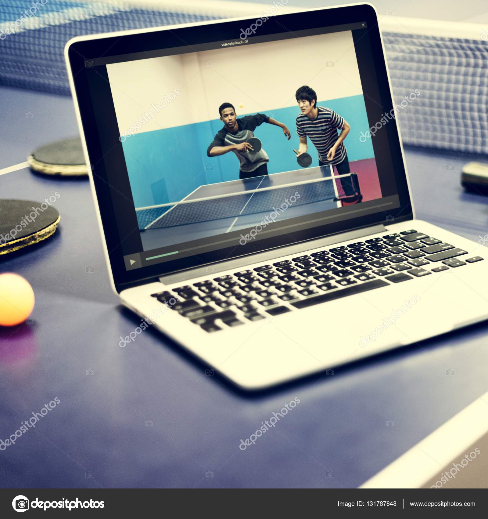 Computer Portatile Aperto Il Tavolo Da Ping Pong Foto