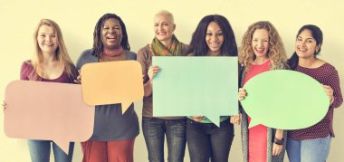 Konuşma balonları tutan kadın