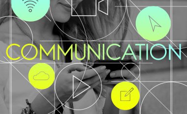 sarışın kadın telefon kullanma