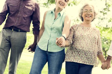 Kıdemli arkadaşlar park eğlenmek