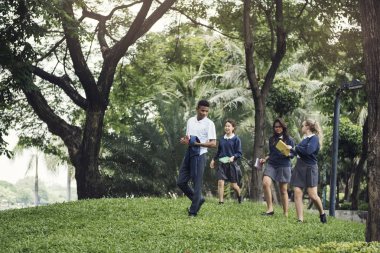 Çeşitli Öğrenciler üniversite üniformalı