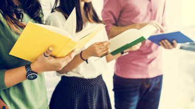 Öğrenciler kitap okuyor