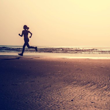 Sportif kadın plajda çalışan 