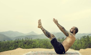 Yoga yapan bir adam.
