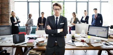 Ekip çalışması beyaz yakalı işçiler