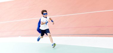 Süper kahraman çocuk çalışan 