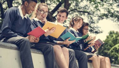 Çeşitli Öğrenciler üniversite üniformalı