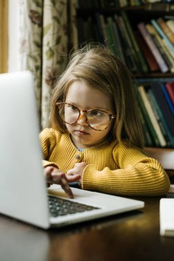 Dizüstü bilgisayar kullanan küçük kız