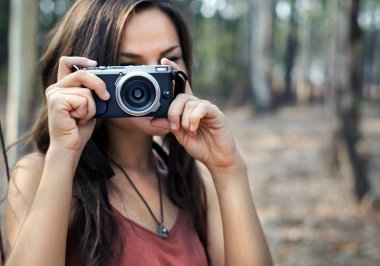 Kadın fotoğrafçı Holding kamera