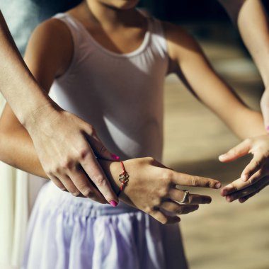 küçük kız öğretmeniyle balerin 