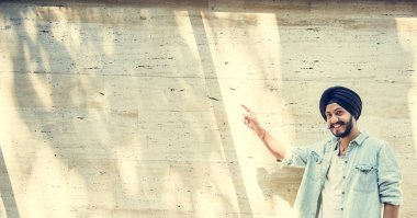 Duvara karşı ayakta adam