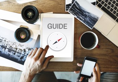  Dijital tablet kullanan adam