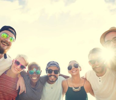 hugging sahilde insanlar