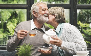 yaşlı çift çay içme