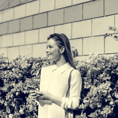 Akıllı telefon kullanan kız