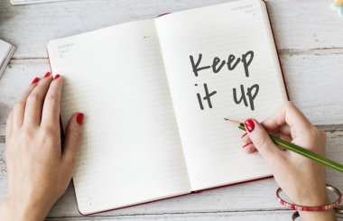 Günlüğe notlar yazan kadın