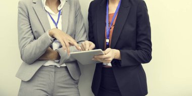 Fikirleri tartışmak iş kadınları