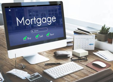 Bilgisayar çalışma masası üzerinde