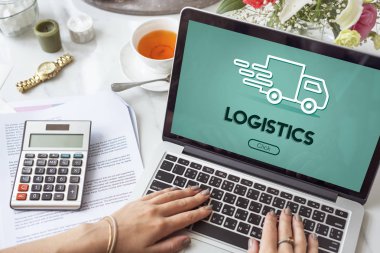 laptop ile çalışan kişi 