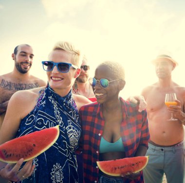 neşeli arkadaşları dışarı asılı 