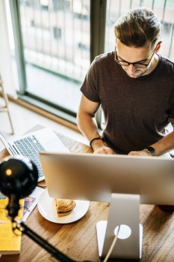 Bilgisayarda çalışan adam 