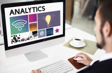 bilgisayar kullanarak iş adamı 