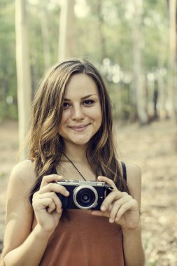 Kadın fotoğrafçı Holding kamera