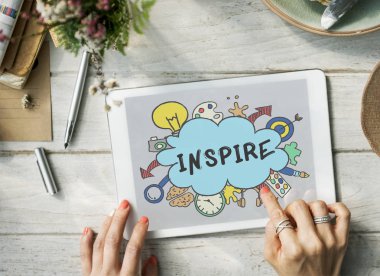 Tablet kullanan kadın