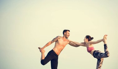 Çift germe egzersiz yaparak 