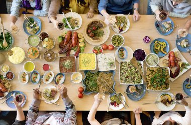 partide çok ırklı insanlar