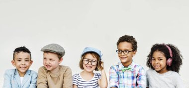 Şirin çocuklar birlikte oynamak