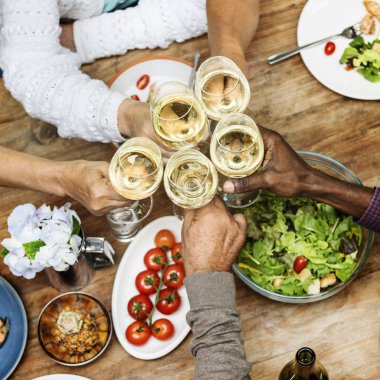 Arkadaşlar birlikte yemek