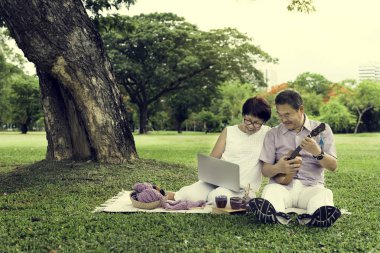  Dizüstü bilgisayar kullanan çift 