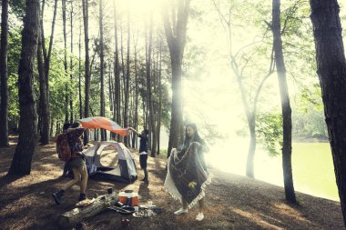 Genç arkadaşlar yolcuları ormandaki  