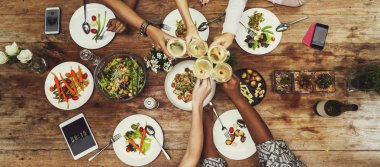 Asılı ve birlikte yemek kadın