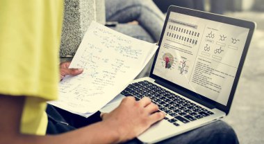 Öğrenci dizüstü sokakta kullanma