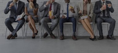 Öğle yemeği yemeyi iş takım