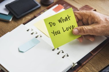 kişi holding sarı sopa not