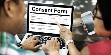  Dizüstü bilgisayar kullanan çift 