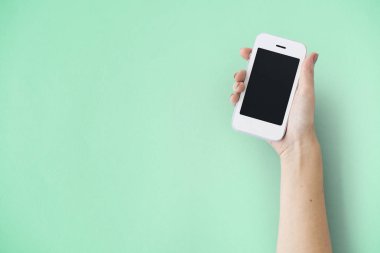 Akıllı telefon kullanan kadın