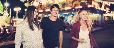 arkadaşlarım eğlence parkı içinde