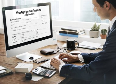 bilgisayar kullanarak iş adamı  