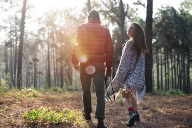 Çift ellerimi ormanda