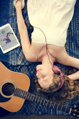 döşeme ve müzik dinleme kadın