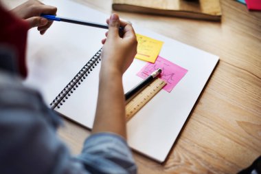 Öğrenci holding kalem 